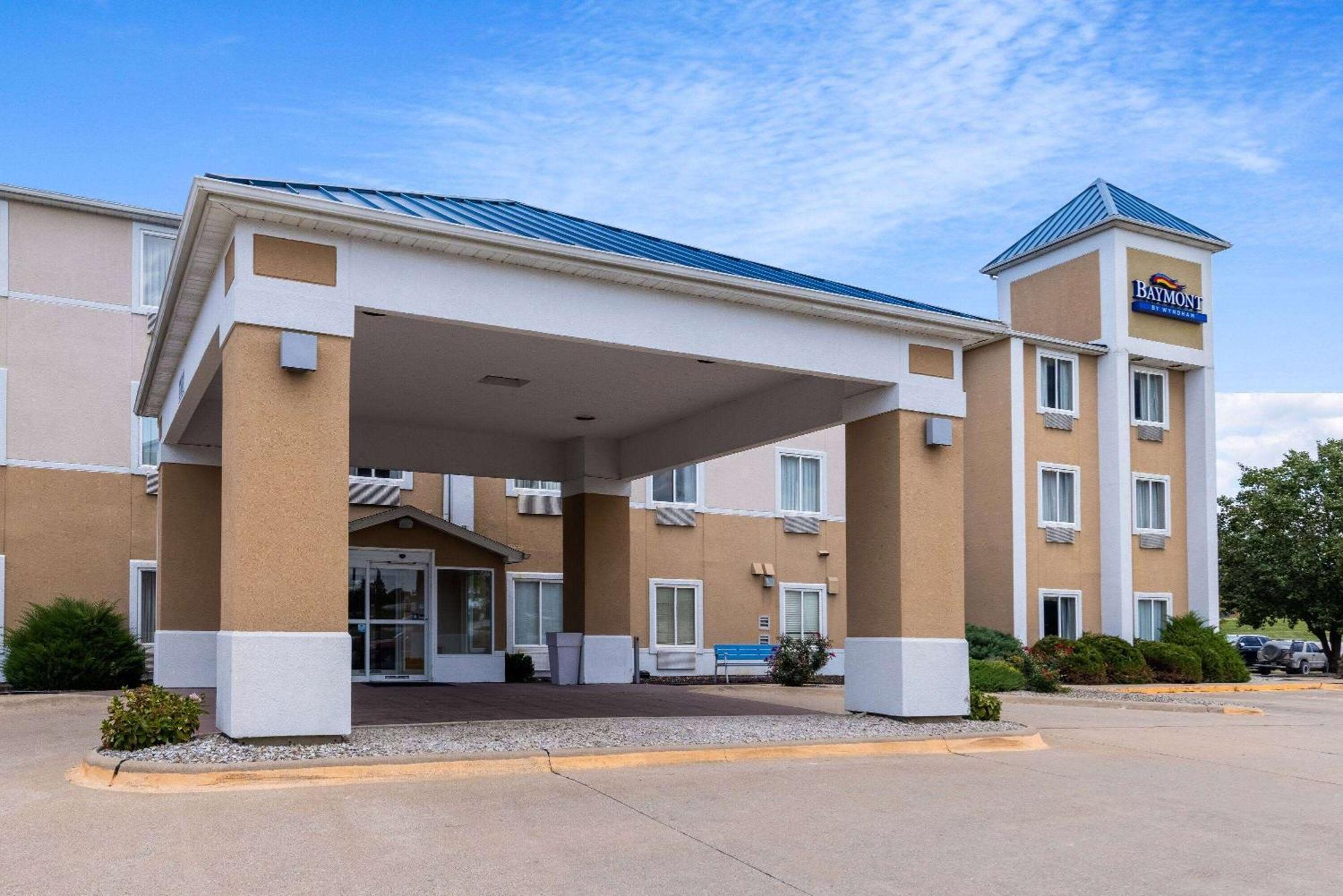 Baymont By Wyndham Kirksville University Area Bagian luar foto